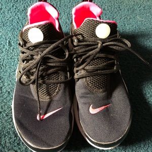 MOVING MUST GO Nike black and pink presto